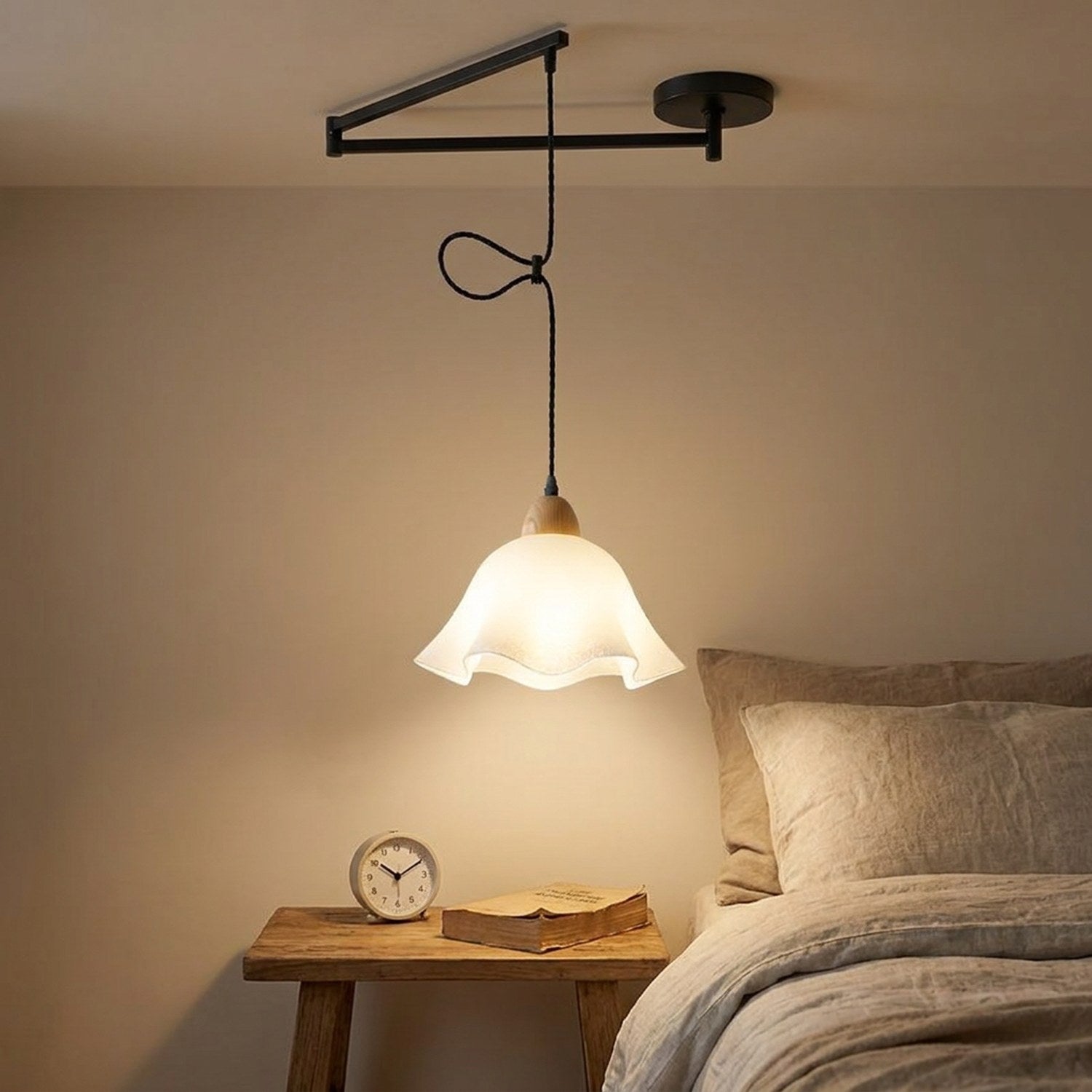 Lampe suspendue près d'une table de chevet dans une chambre cosy