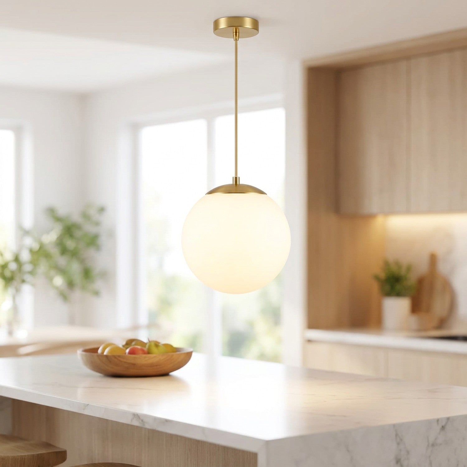 Suspension boule de verre dorée au-dessus d'un îlot de cuisine