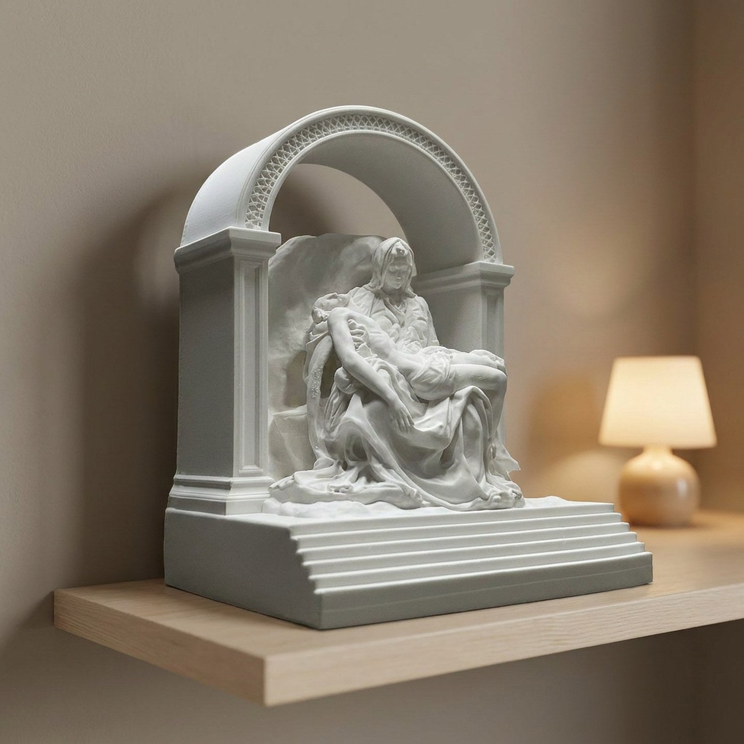 Statue de La Pietà sur une étagère murale près d'une lampe douce