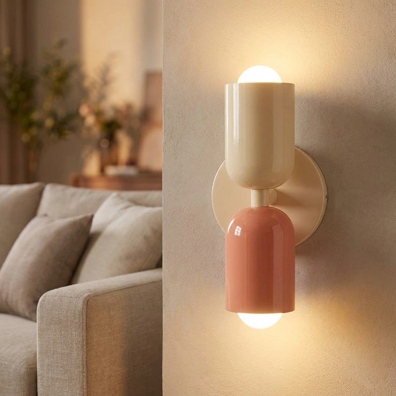 Applique murale LED double tête allumée près d'un canapé dans un salon chaleureux