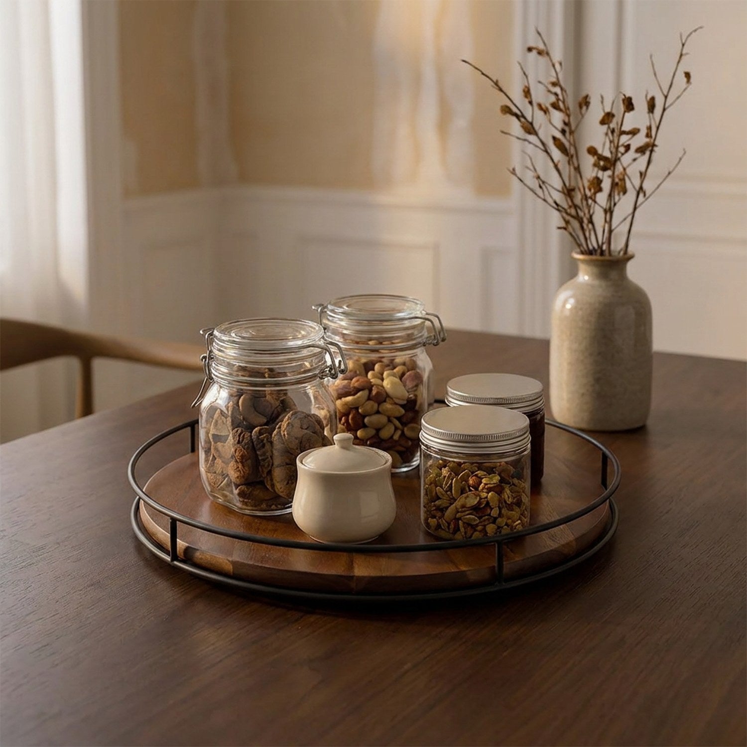 Plateau tournant en bois d'acacia servant de centre de table avec bocaux gourmands