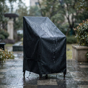 Housse de protection noire imperméable perlant sous la pluie dans un jardin
