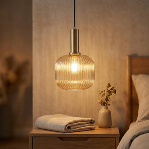 Suspension en verre doré texturé au dessus d'une table de chevet en chambre