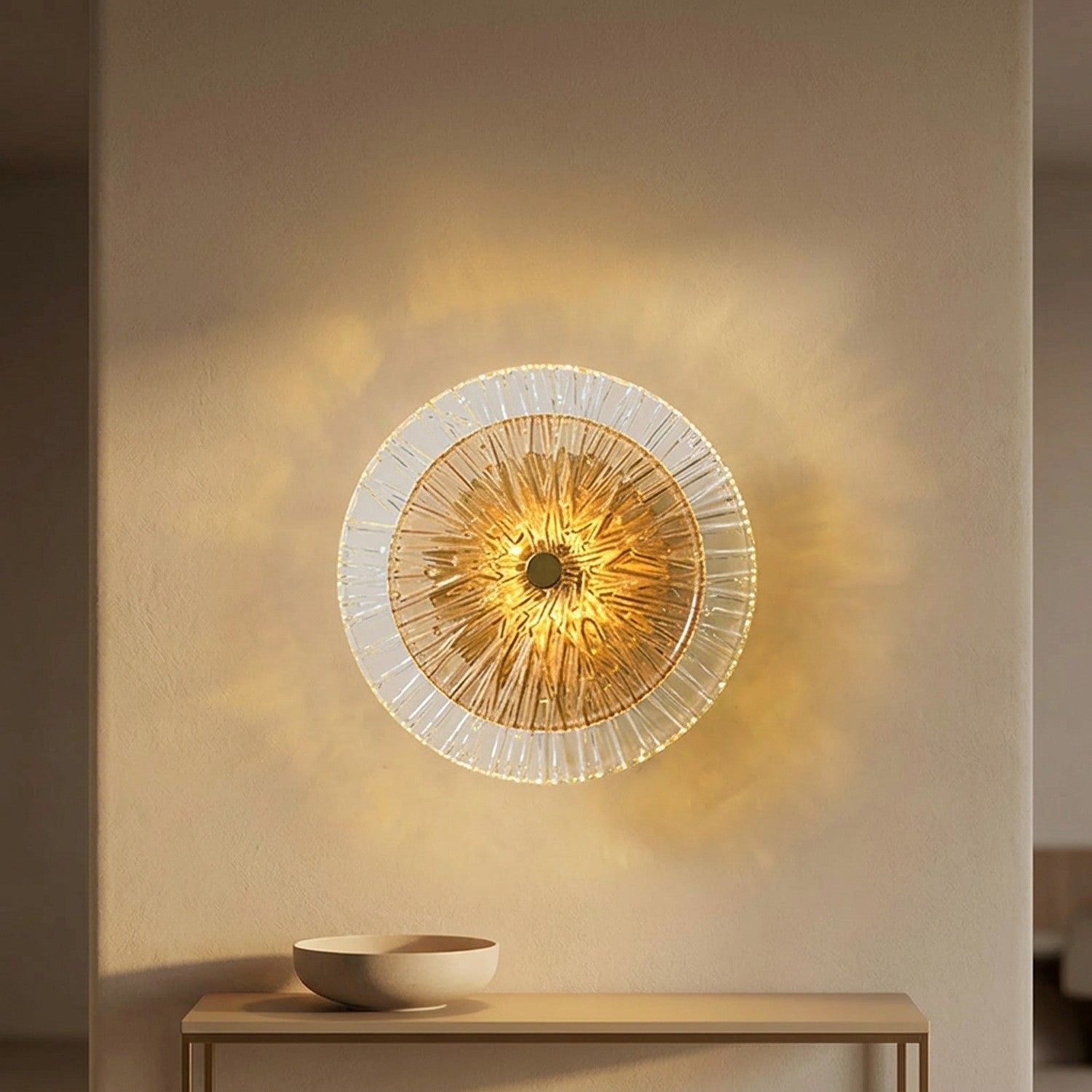 Applique murale en verre ambré éclairant une entrée au-dessus d'une console