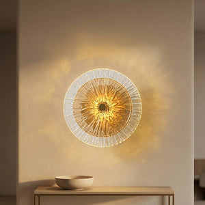 Applique murale en verre ambré éclairant une entrée au-dessus d'une console