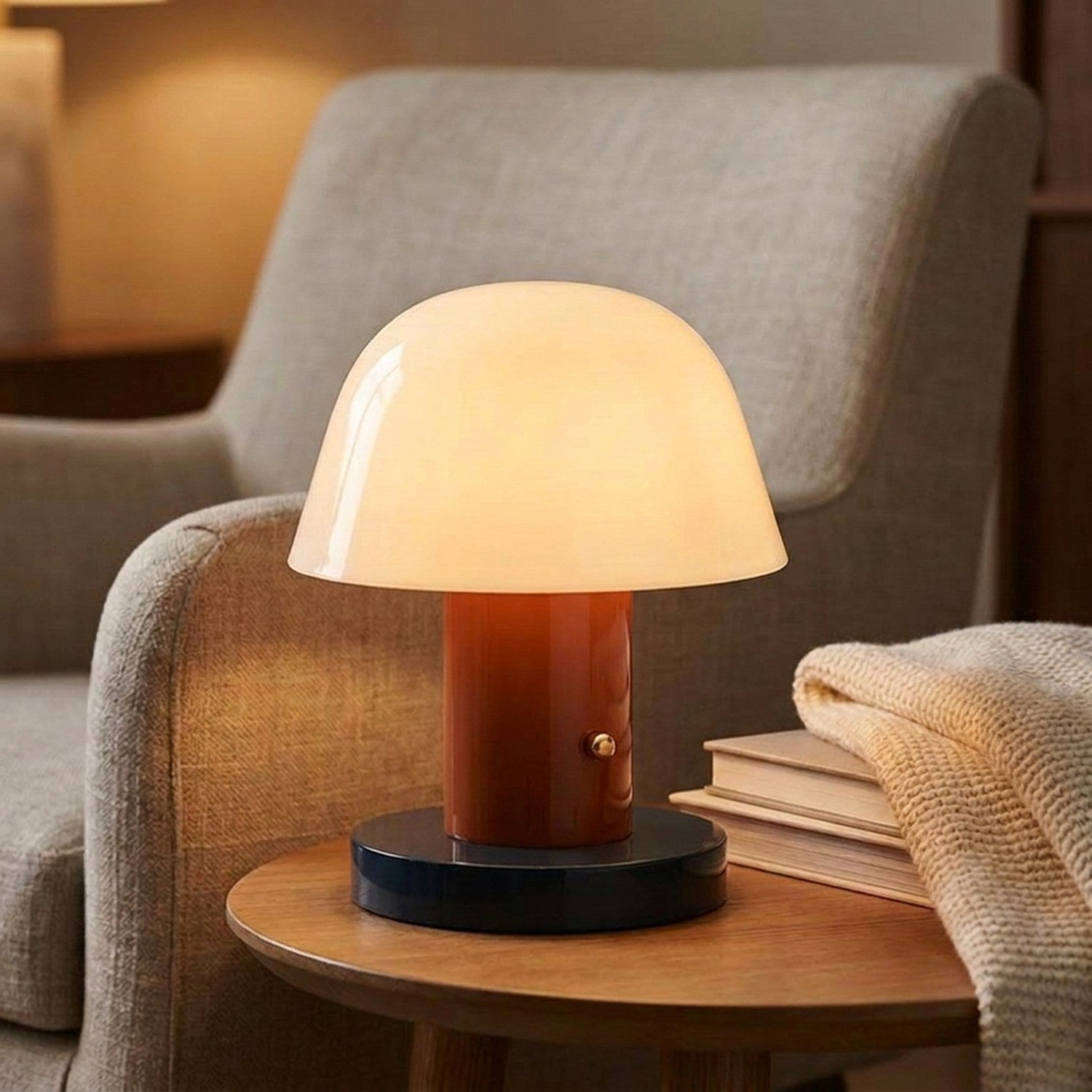 Lampe champignon terracotta allumée sur une table d appoint près d un fauteuil