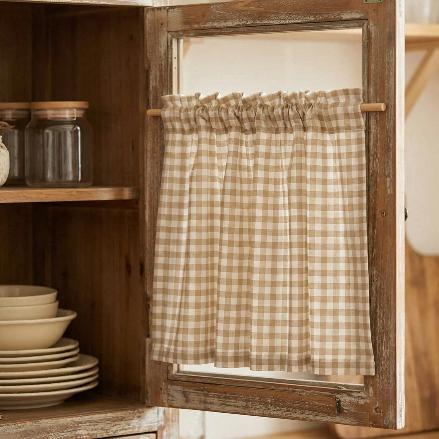 Rideau vichy beige et blanc installé dans une armoire vitrée de cuisine