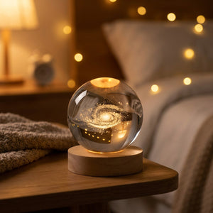 Lampe galaxie posée sur une table de chevet dans une chambre tamisée