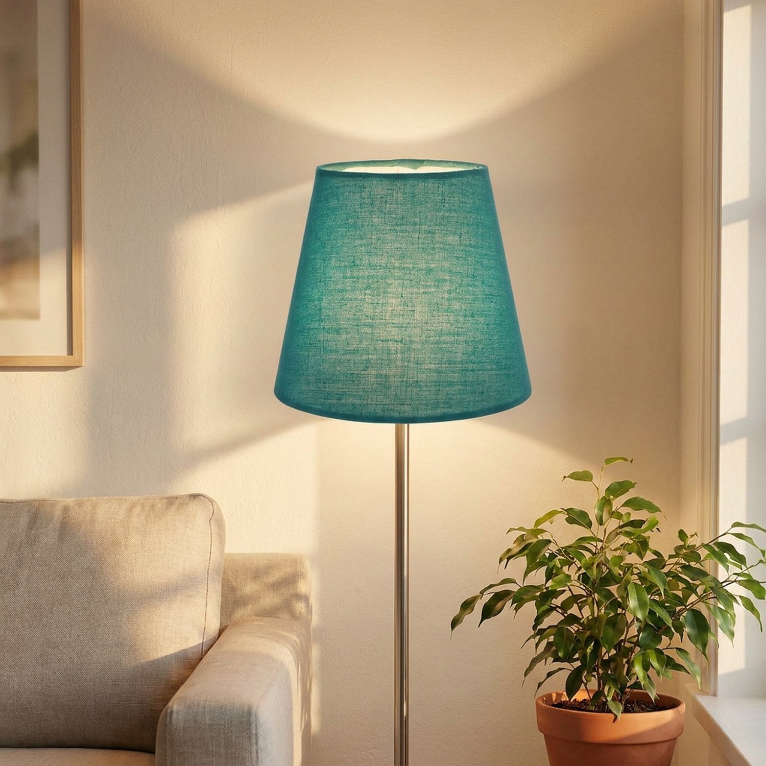 Abat-jour en tissu bleu canard sur un lampadaire pres d'un canape en lin