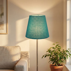 Abat-jour en tissu bleu canard sur un lampadaire pres d'un canape en lin