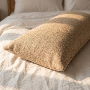 Gros plan sur le tissage naturel en coton et lin de la housse beige