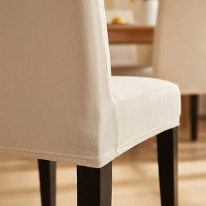 Détail de la couture et du tissu extensible de la housse de chaise beige