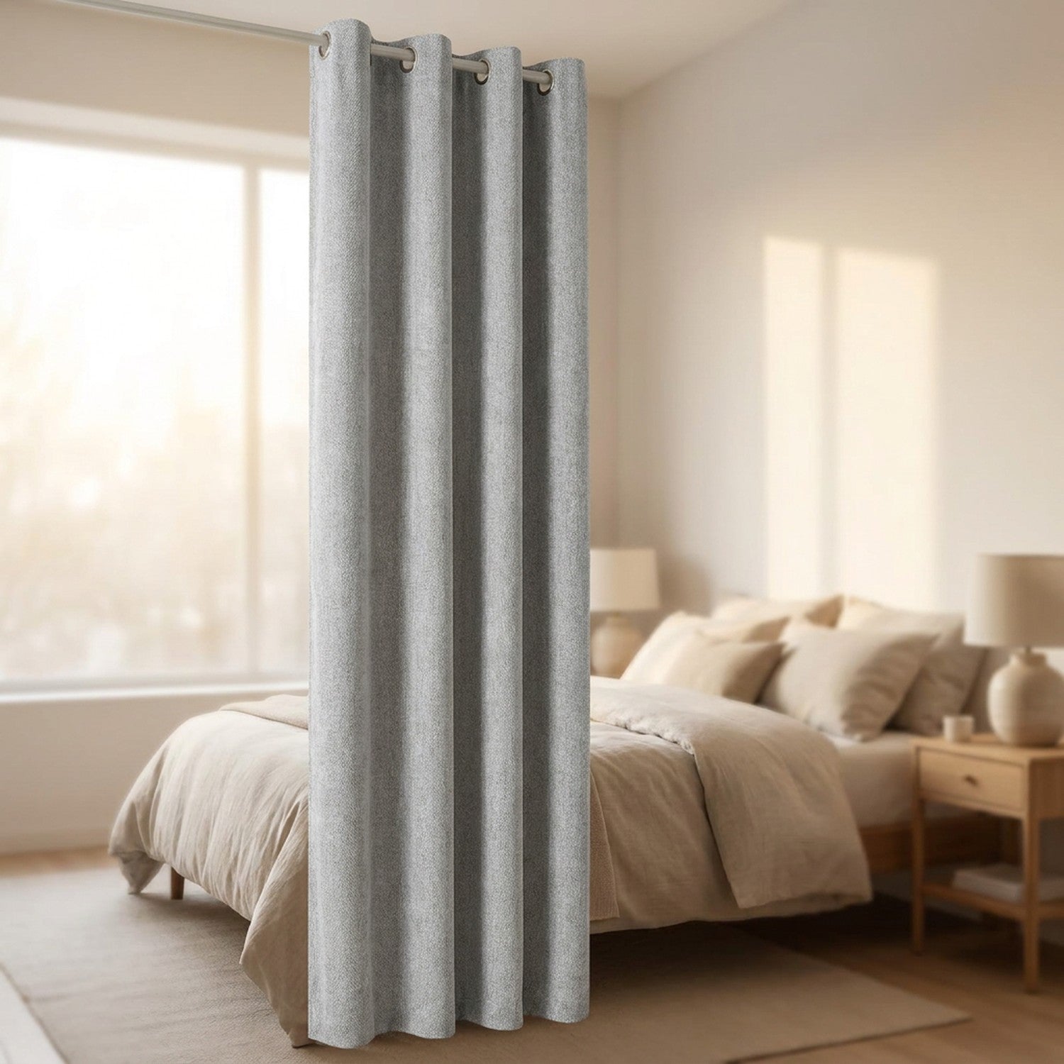Rideau tamisant gris clair suspendu dans une chambre apaisante
