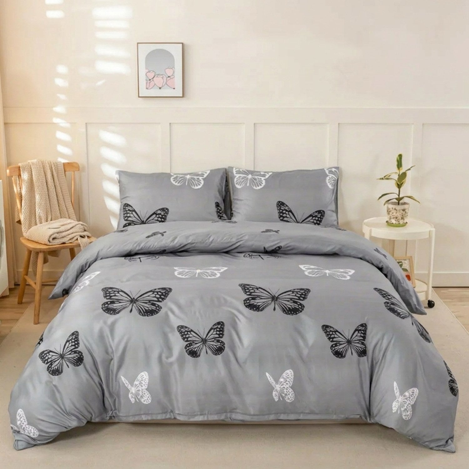 Parure de lit papillon dans une chambre scandinave avec chaise en bois et plaid