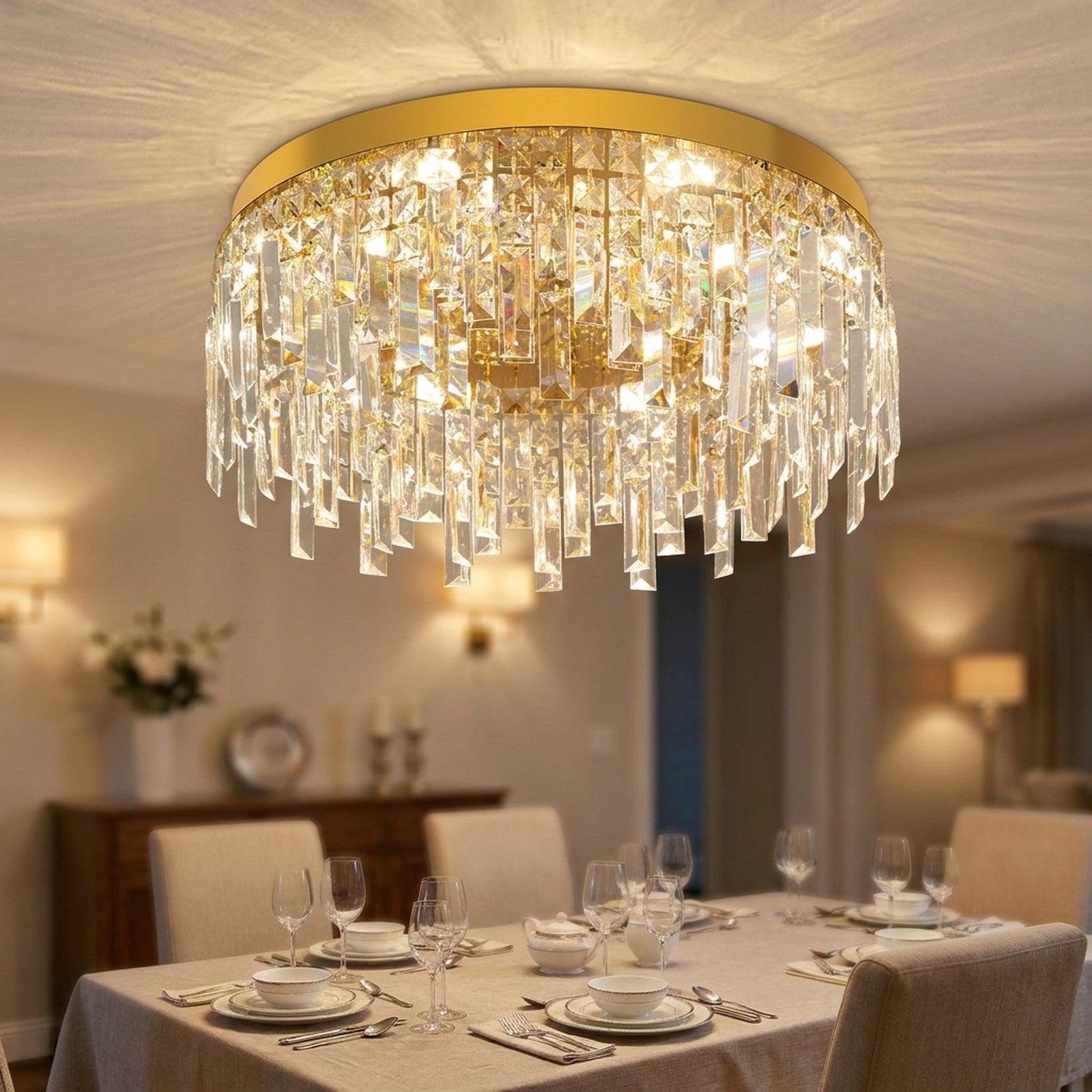 Lustre plafonnier en cristal doré au-dessus d'une table de salle à manger dressée