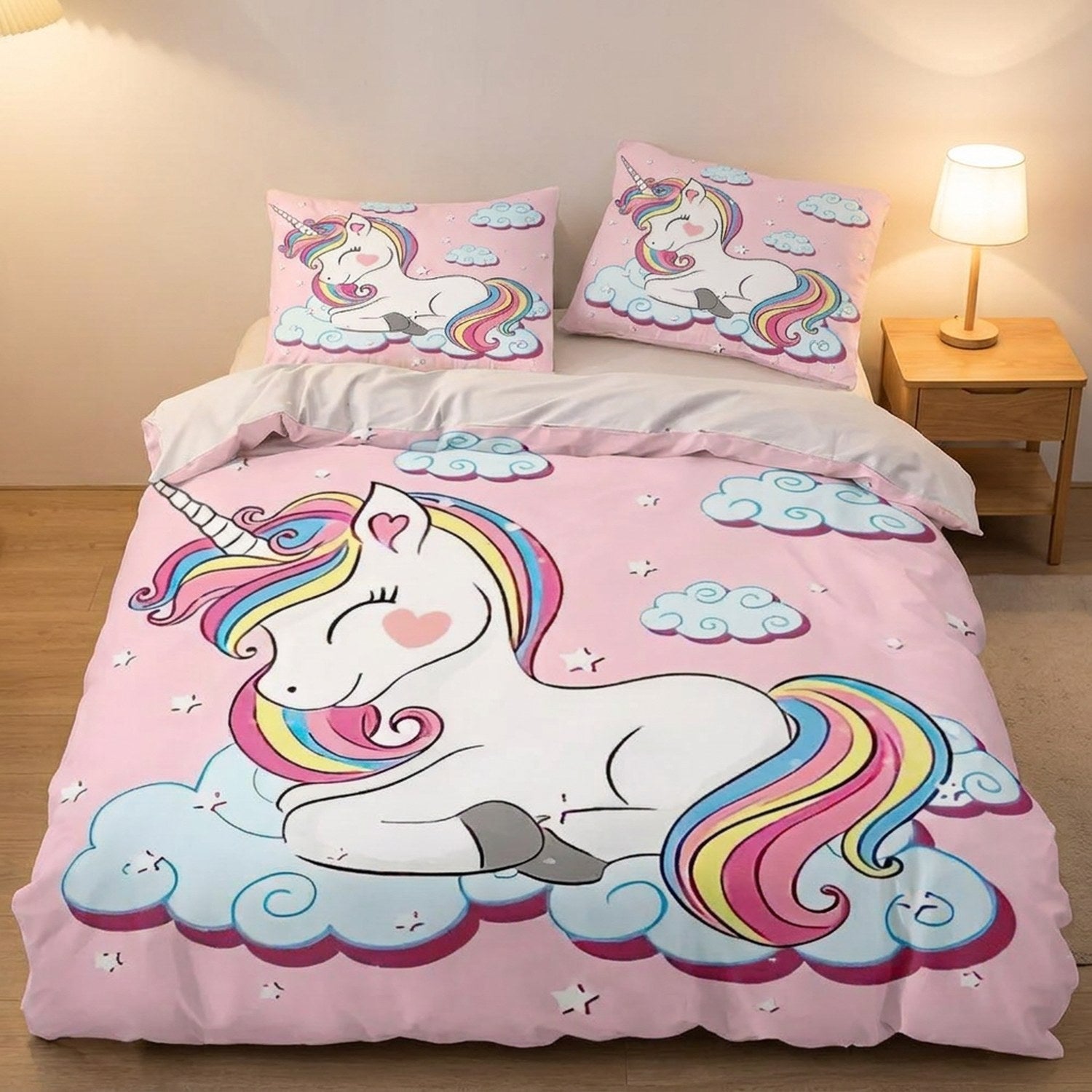 Housse de couette licorne dans une chambre ado avec table de chevet et lampe