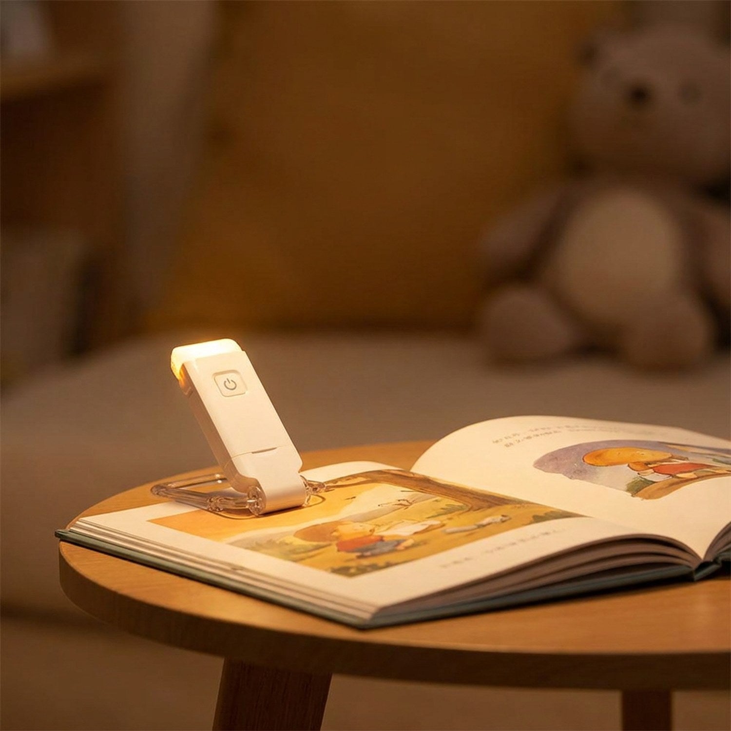 Lampe de lecture clipée sur un livre illustré pour enfant le soir