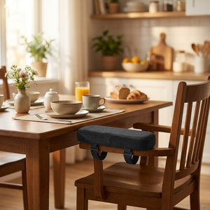 Coussinet d'accoudoir noir fixé sur une chaise en bois à une table de petit déjeuner