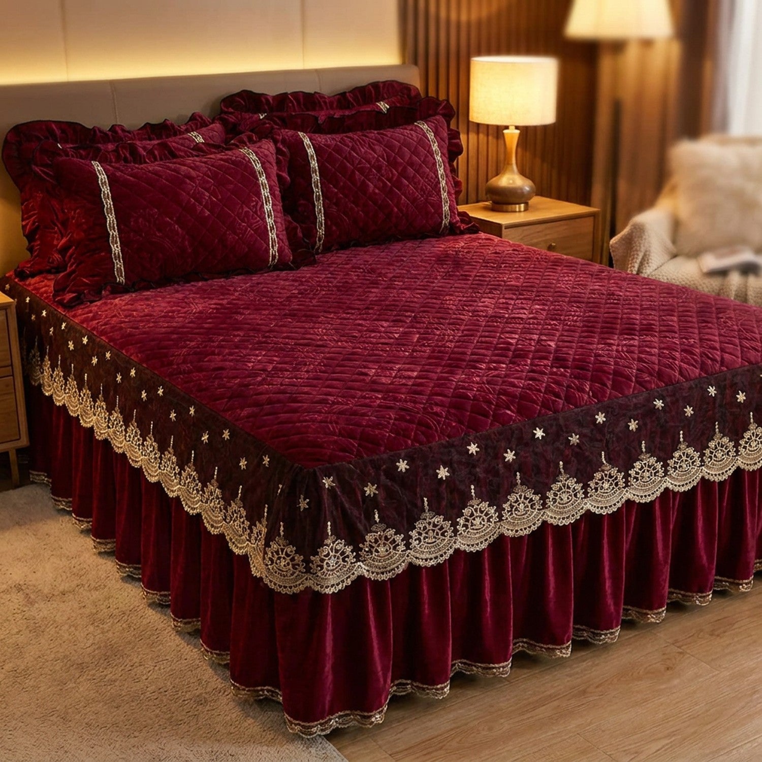 Couvre-lit matelassé grenat sur un lit avec table de chevet et lampe chaleureuse