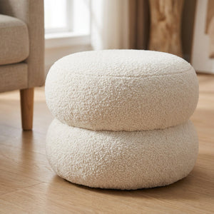 Gros plan sur la texture bouclée moelleuse du pouf blanc
