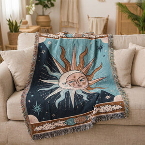 Tapisserie plaid soleil et lune drapée sur un canapé beige