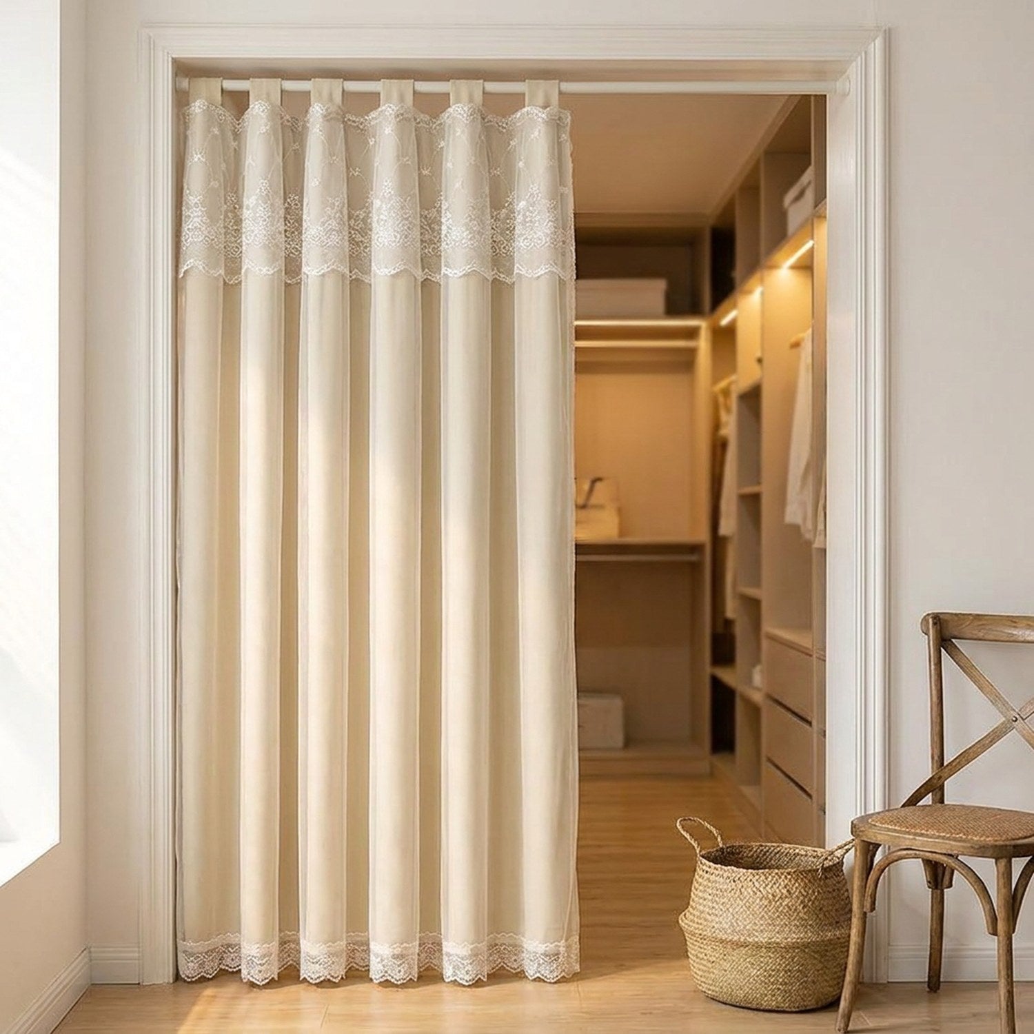 Rideau double voilage beige suspendu à l'entrée d'un dressing lumineux