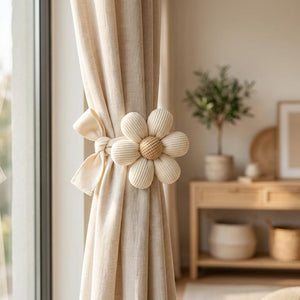 Attache rideau fleur 3D dans un salon chaleureux avec plante et console en bois