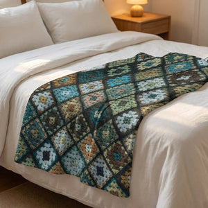 Plaid patchwork multicolore drapé au pied d'un lit fait avec linge blanc dans une chambre chaleureuse