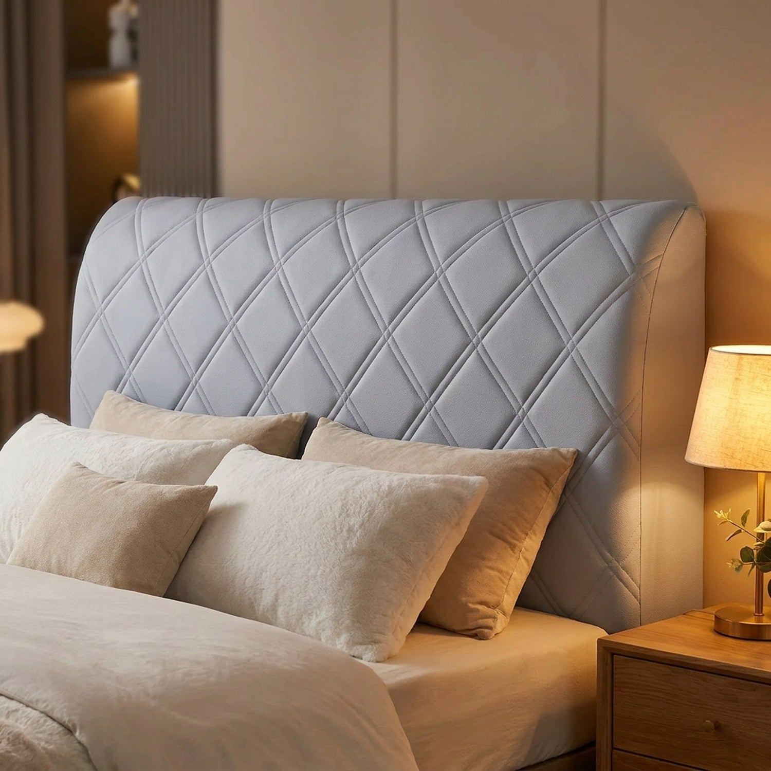 Housse de tête de lit grise dans une chambre moderne avec lampe de chevet allumée