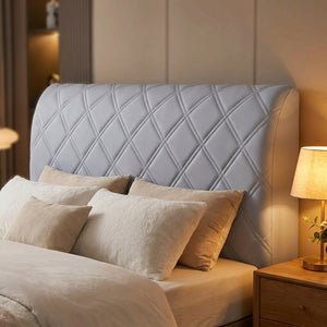 Housse de tête de lit grise dans une chambre moderne avec lampe de chevet allumée