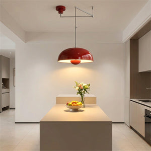 Suspension UFO rouge rétro éclairée au-dessus d'un îlot de cuisine avec son bras oscillant ajustable