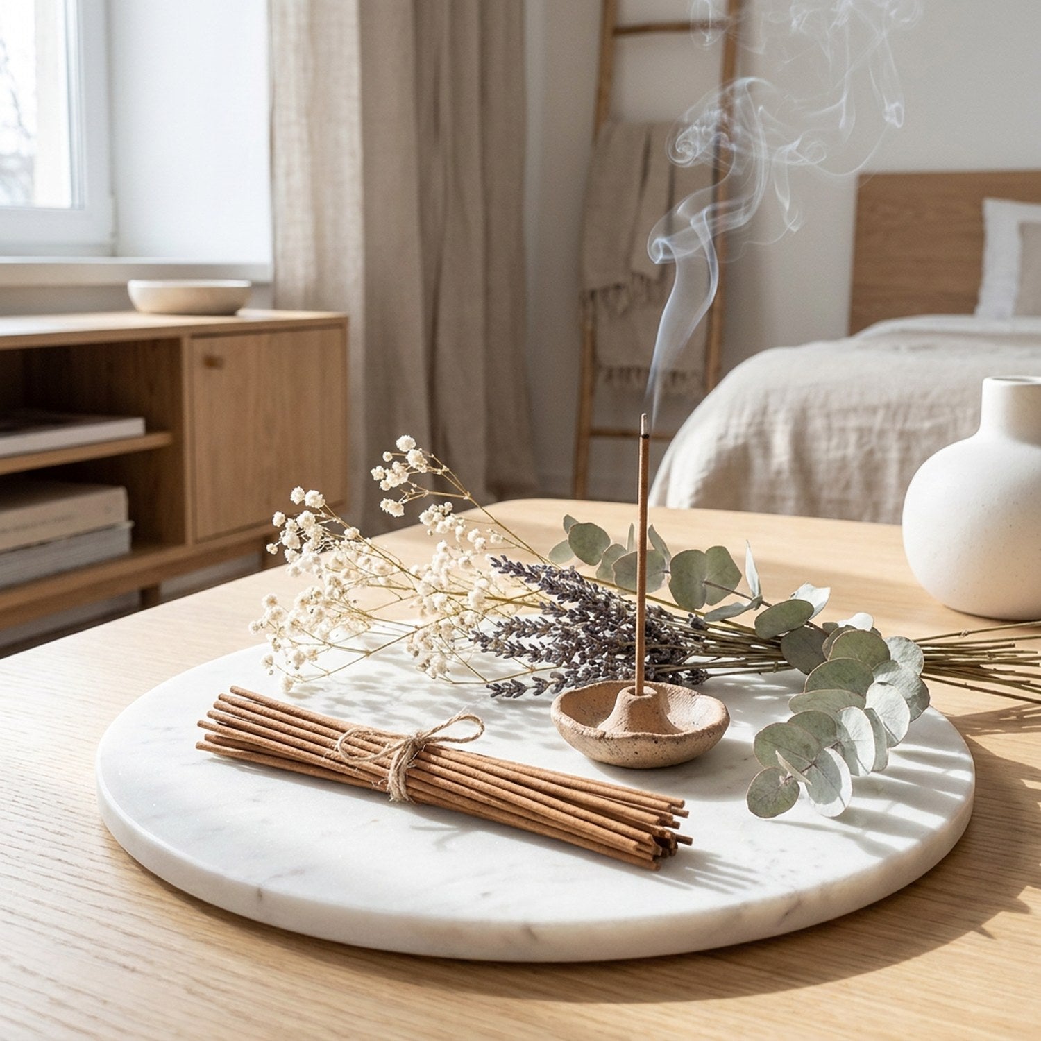 Bâtonnets encens aromatiques sur plateau marbre avec eucalyptus