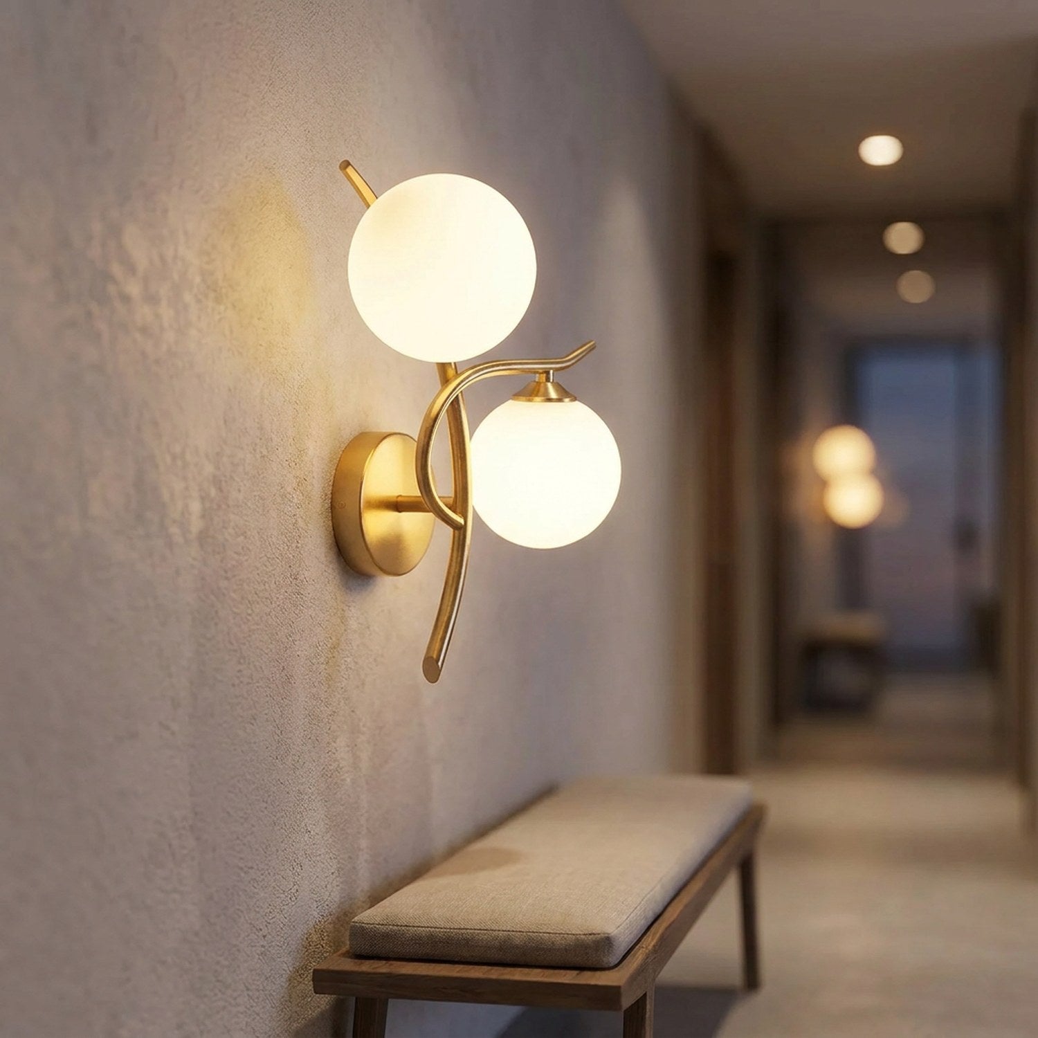Applique murale dorée dans un couloir moderne au-dessus d'une banquette