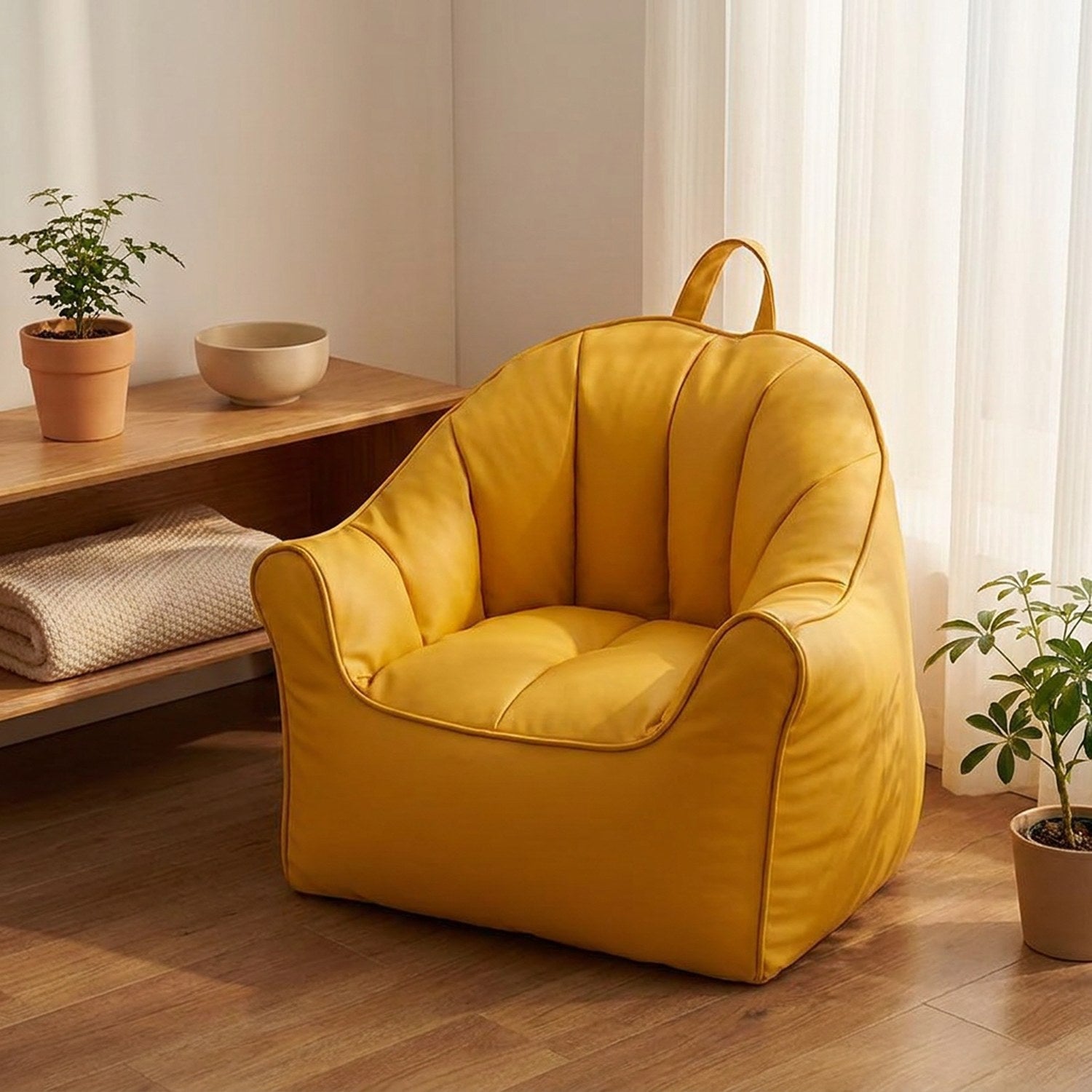 Pouf fauteuil enfant jaune dans un salon moderne près d'une étagère en bois