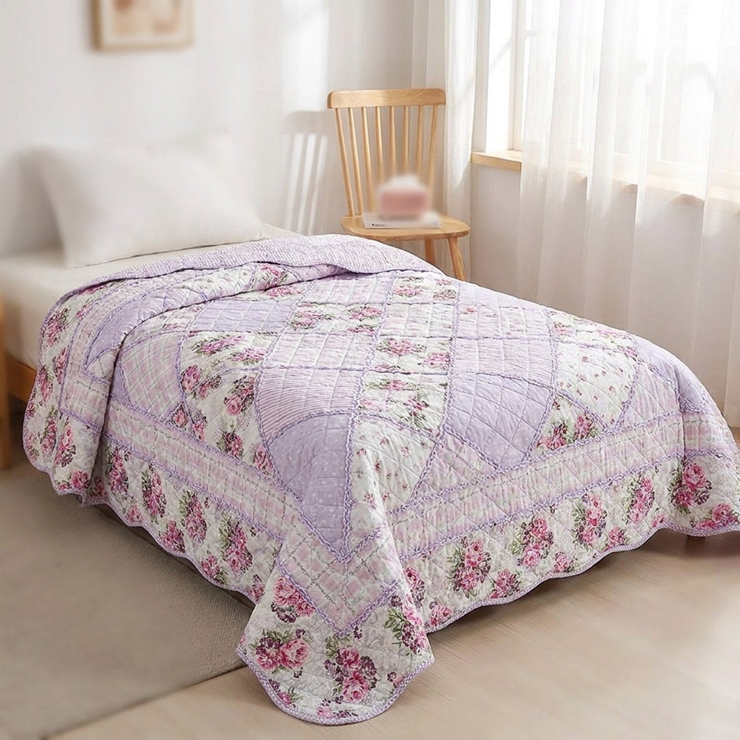 Couvre-lit violet à motif floral déployé sur un lit dans une chambre claire