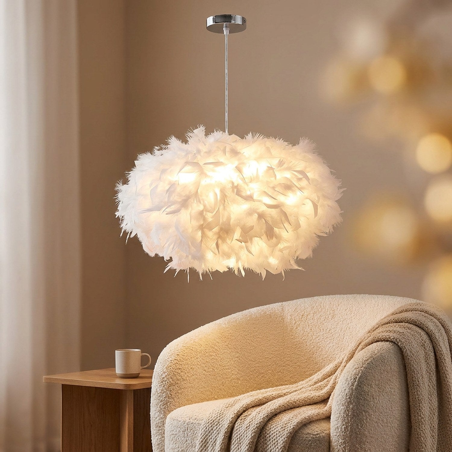 Suspension boule de plumes blanches éclairant un coin lecture avec fauteuil cosy