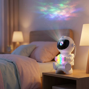 Lampe astronaute sur une table de chevet projetant un ciel étoilé au-dessus d'un lit d'enfant