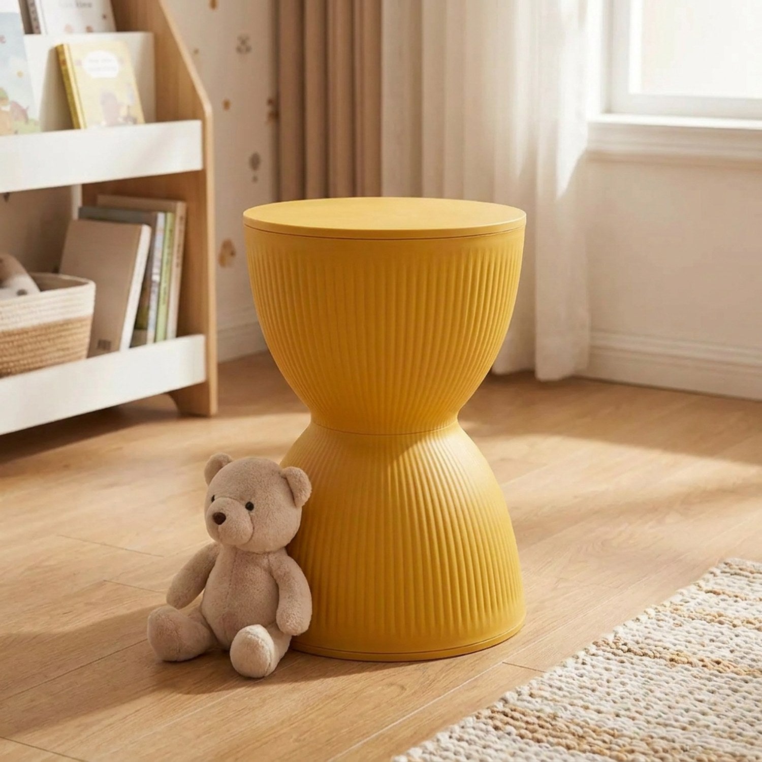 Tabouret rond nordique jaune moutarde dans une chambre d'enfant avec un doudou