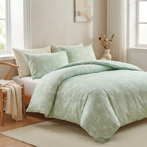 Parure de lit fleurie menthe dans une chambre cosy avec chaise en bois