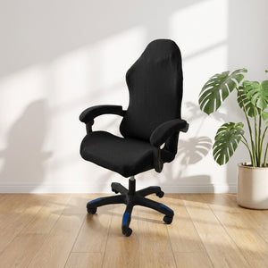 Housse de chaise gaming noire dans un bureau lumineux avec grande plante verte