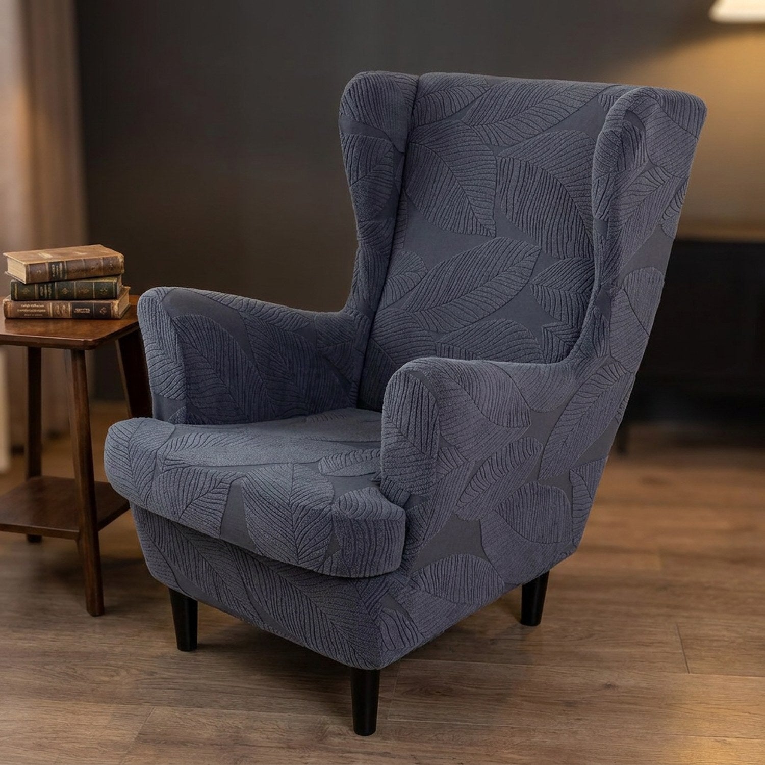 Fauteuil bergère gris foncé à motif jacquard dans un coin bureau avec livres