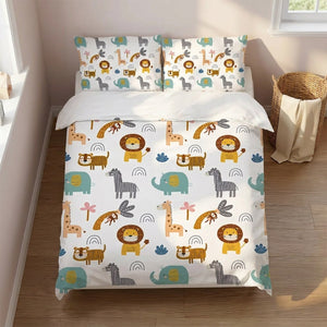 Parure de lit animaux sauvages sur un lit contre un mur pastel dans une chambre douce