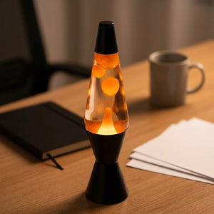 Lampe à lave allumée sur un bureau près d un ordinateur portable