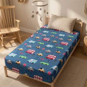 Drap housse voitures sur lit bébé avec chaise à bascule et mobile suspendu