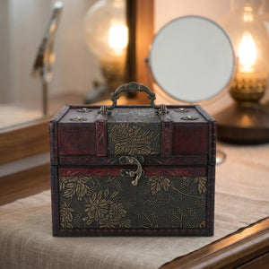Boîte à bijoux ancienne en bois sur une coiffeuse avec miroir et lampe vintage