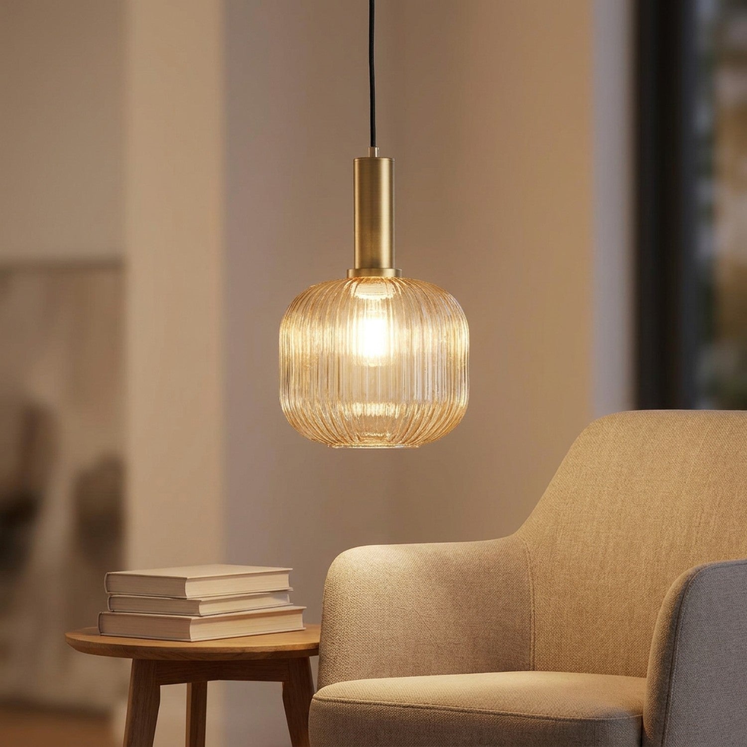 Suspension en verre doré texturé au dessus d'une table basse en salon