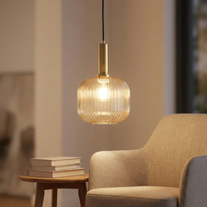 Suspension en verre doré texturé au dessus d'une table basse en salon