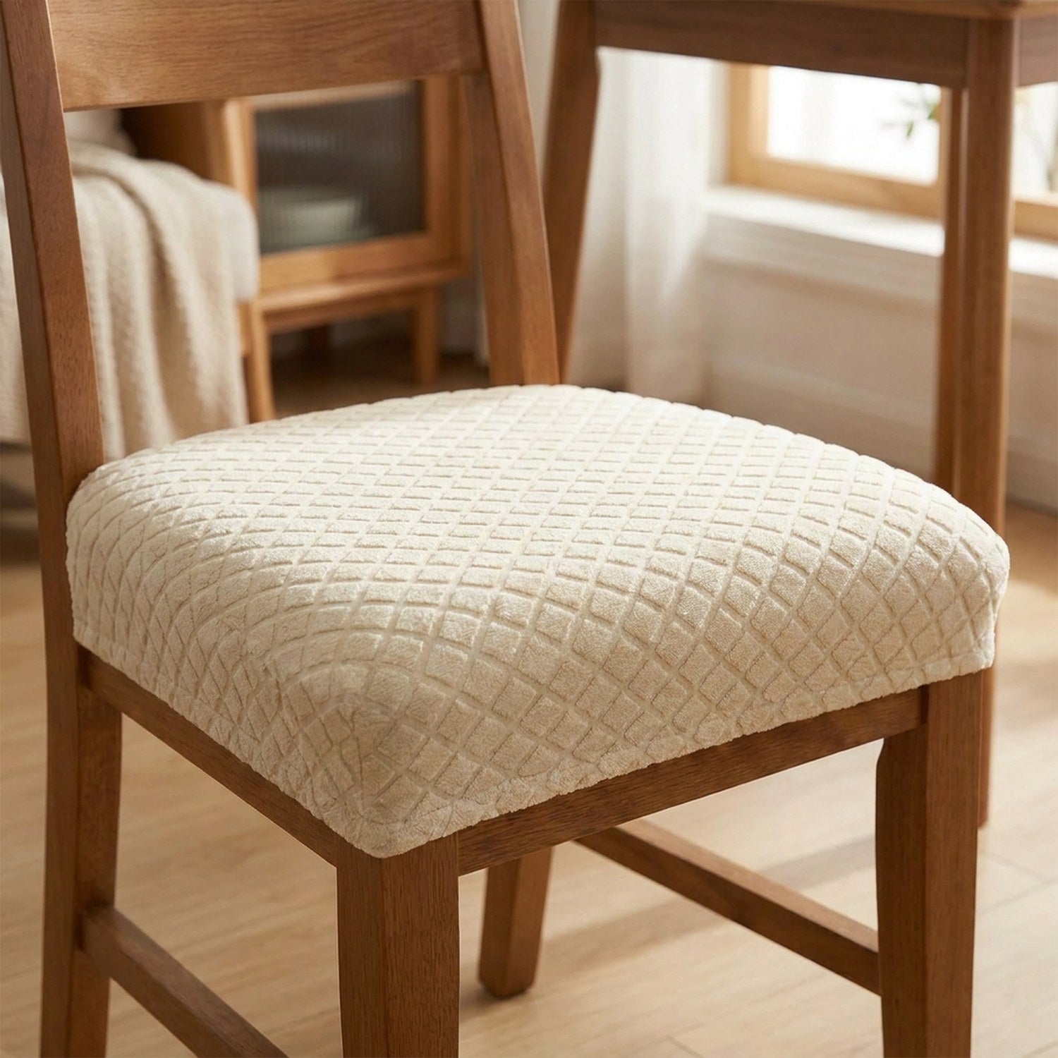 Gros plan sur la texture jacquard à losanges d'une housse de siège imperméable beige