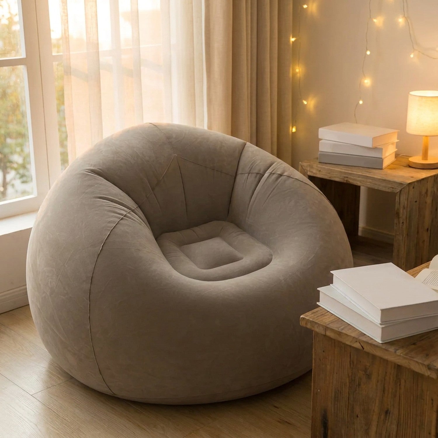 Fauteuil gonflable gris dans un coin lecture avec guirlande lumineuse