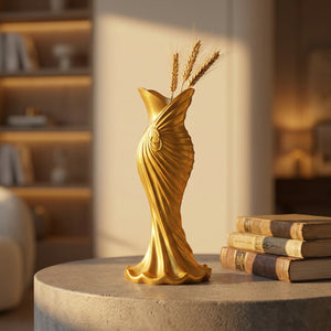 Vase doré en forme de robe avec épis de blé séchés à l'heure dorée